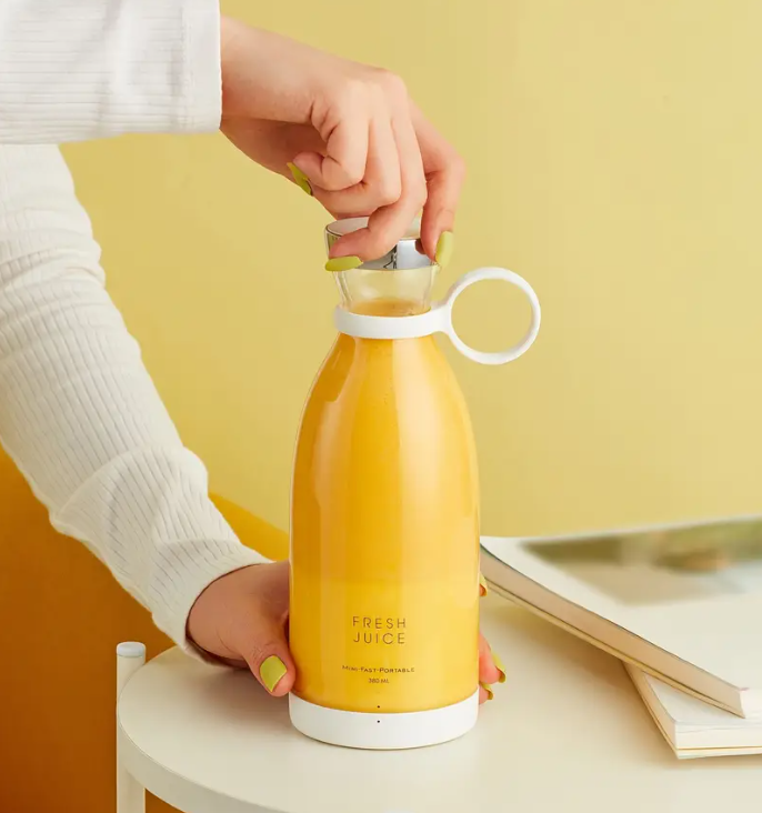 Mini Rechargeable Portable Electric Fruit Blender - 350ML - Random Color